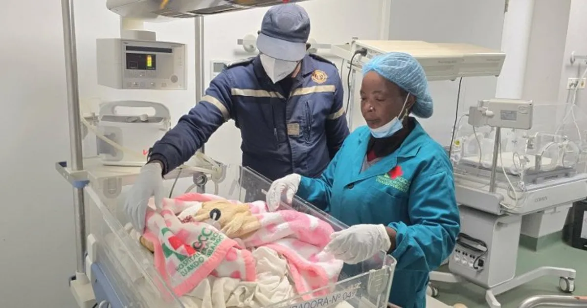 Bebé com apenas 24 horas de vida salva pelos bombeiros de uma fossa