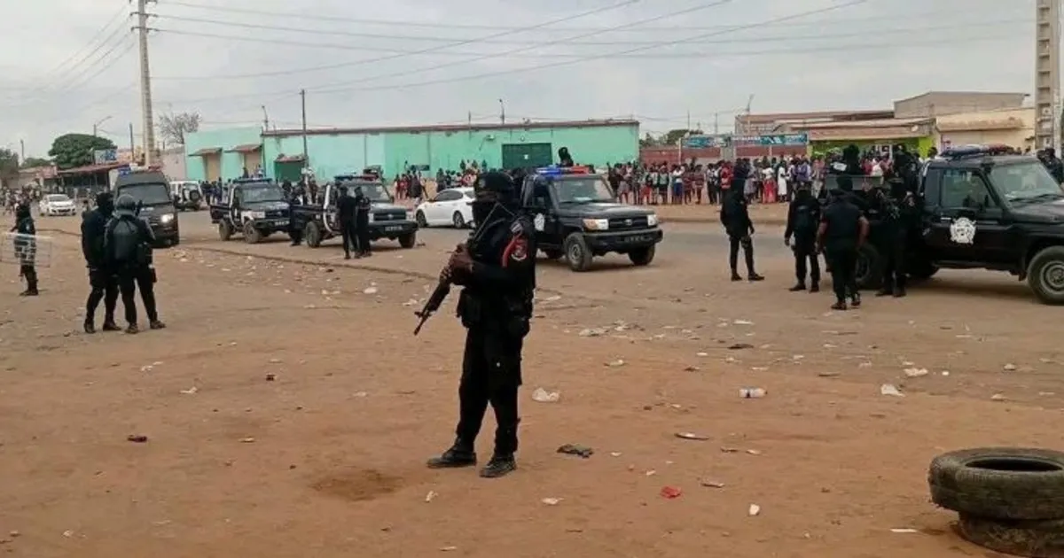Pilhagens, barricadas e pneus queimados marcam início da greve dos taxistas em Luanda