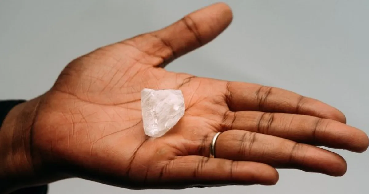 Angola alerta que De Beers tem de ficar com quem defende o diamante natural