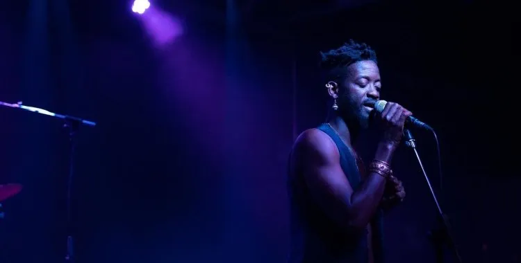 “No Amor”: novo single de A'mosi Just a Label retrata história vivida na primeira pessoa