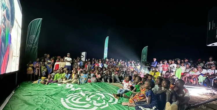 Cinema ao ar livre movido a energia solar regressa para animar as comunidades