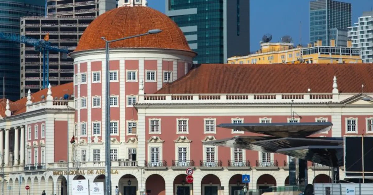 Banco central mantém taxas de juro e reduz reservas obrigatórias em moeda nacional