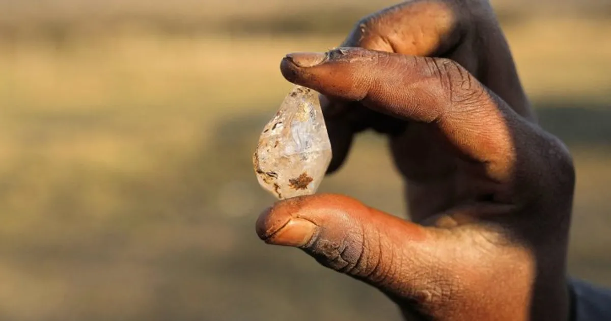 Autoridades detêm homem na posse de quase mil pedras de diamante