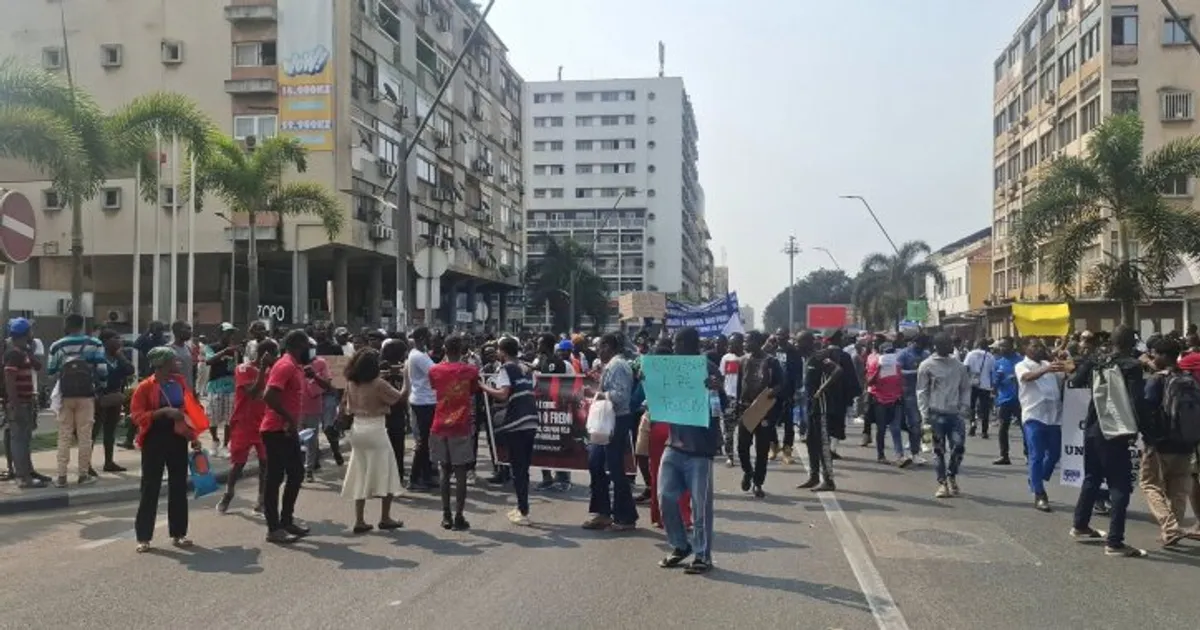 Centenas protestaram em Luanda contra aumento de propinas queixando-se de impedimentos da polícia